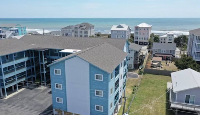 Welcome to Bikini Bottom enjoy the ocean or pool. 1 block to beach.
