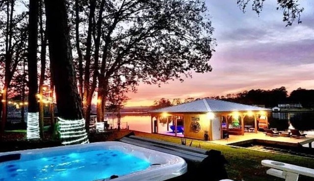 Welcome to On Pointe: 4 bedrooms, Sleeps 10, Kayaks, Hot tub, Game room + MORE!
