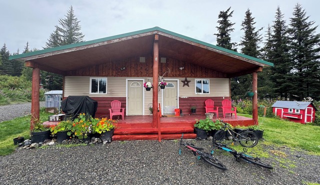 Welcoming 5-bedroom house in Ninilchik perfect for family or group stays.