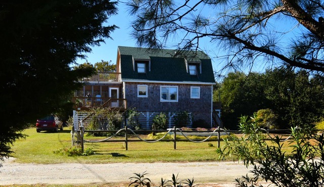 Well Kept/Well Loved Cottage - 3 Minutes from Beach!