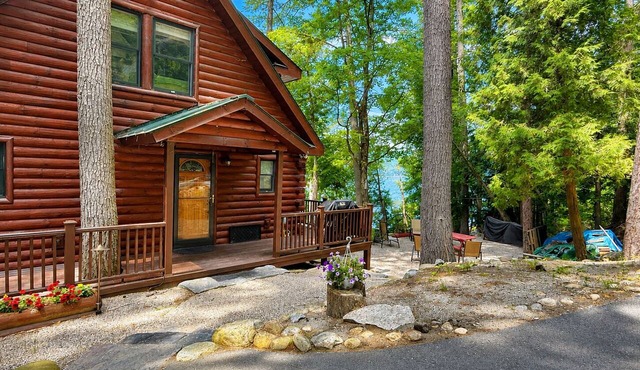 Whispering Pines 4-Season Lakefront Log Cabin