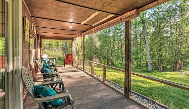 Wolfs River Retreat w/Yard & River Access!
