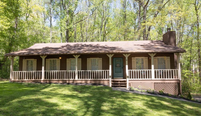 Woodland cottage near LakePoint Sports Complex & Butterfly Pavilion