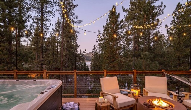 Wow! Starry Treehouse Cabin w/Lake Views, Hot Tub, Private Sledding Hill