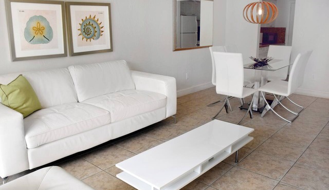 Your Relaxing Getaway Awaits! 2 Modern Rooms, Private Beach Access, Pool Access