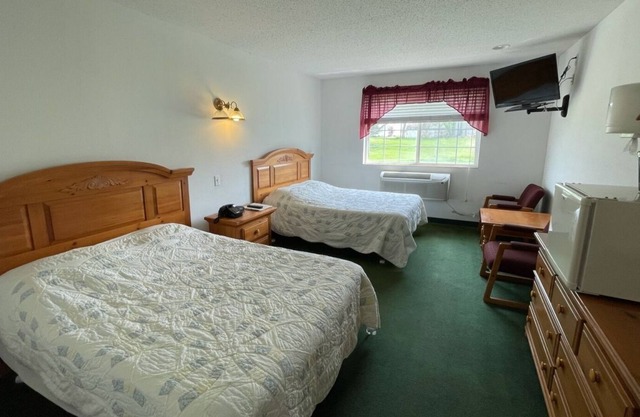 Cozy Double Full Basic Room with Free Parking! in Red Bud