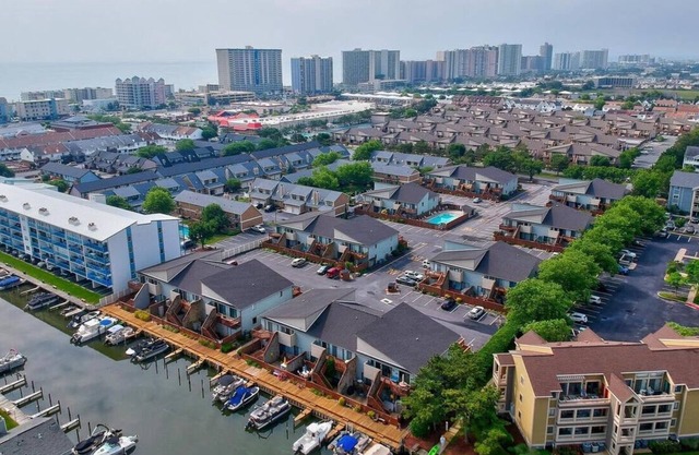 Two Bedroom Condo w/Pool and Short Walk to Beach