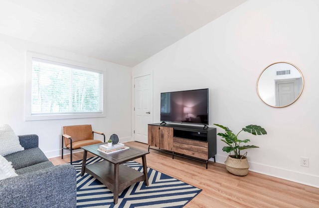 West Home - *New* Charming and Cozy 2bd 1ba Apartment with New Gym
