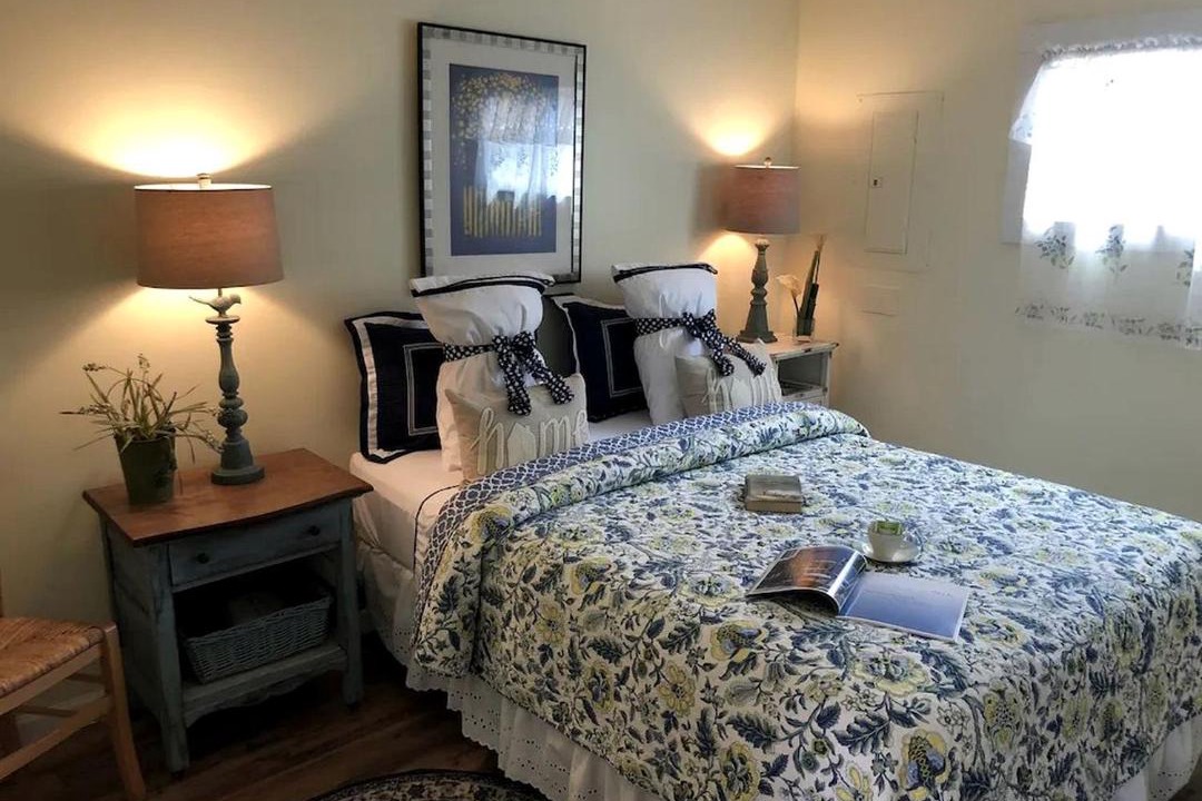 Town of Torrey House | Beautiful Cottage with Private Hot Tub Overlooking Lake near Rochester, New York