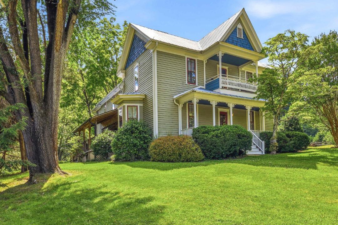 Weaverville House | Luxury Farmhouse & Creekside Cottage Dog-friendly Scenic Views Firepit BBQ