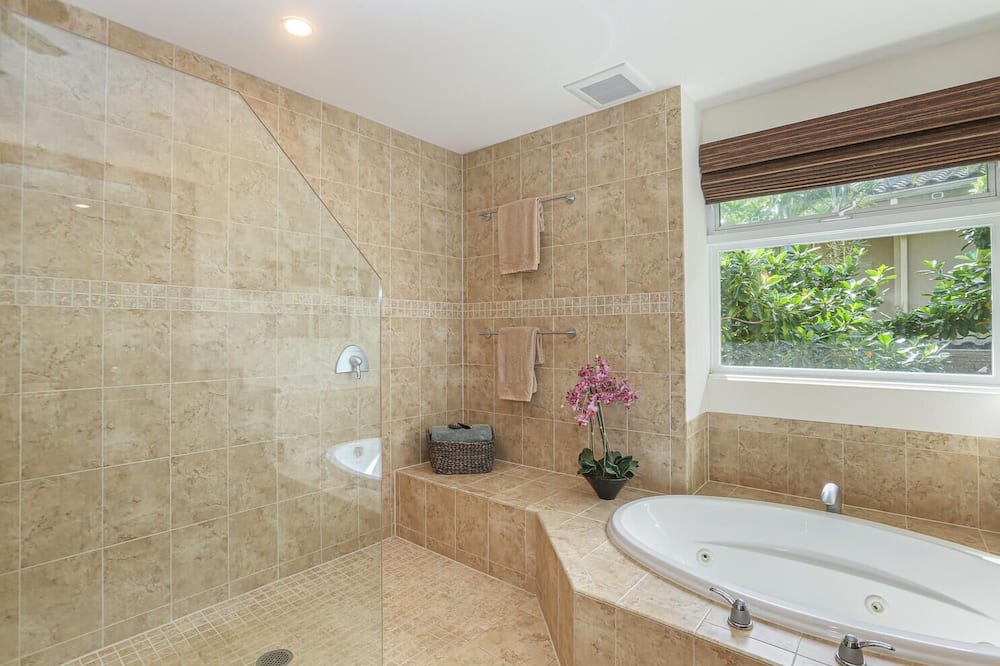 Photo of Bathroom in Kaiulani