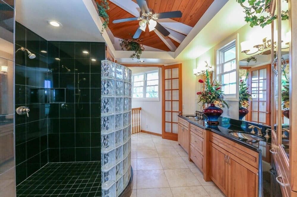 Photo of Bathroom in Queen Emmas Bluffs