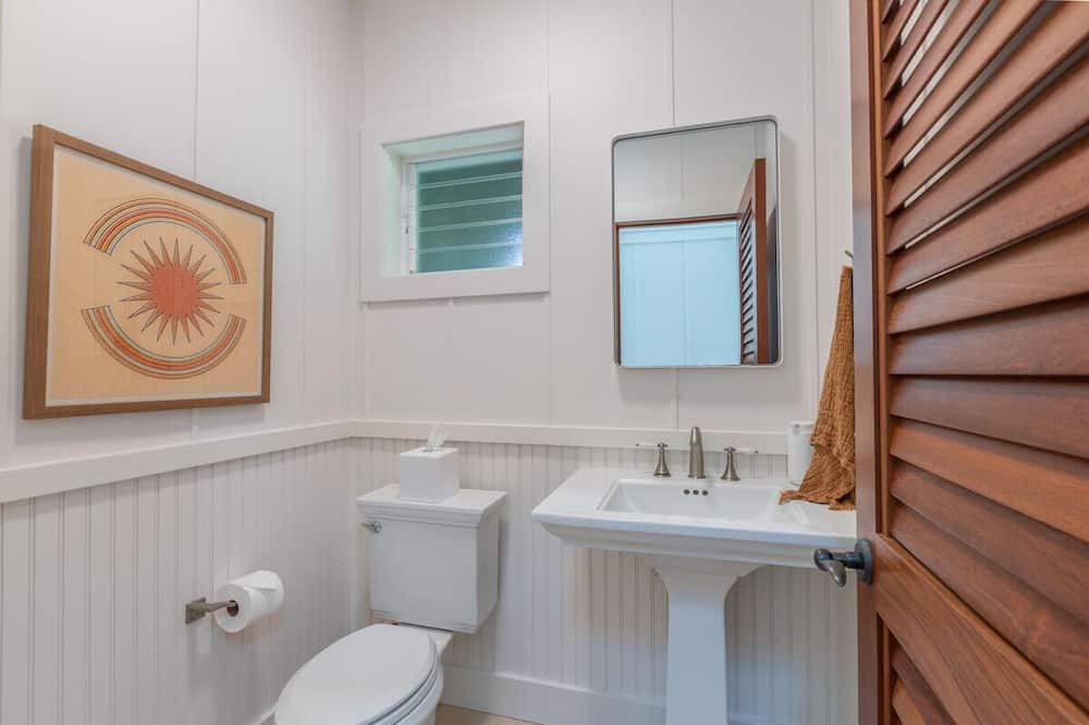 Photo of Bathroom in Wainiha