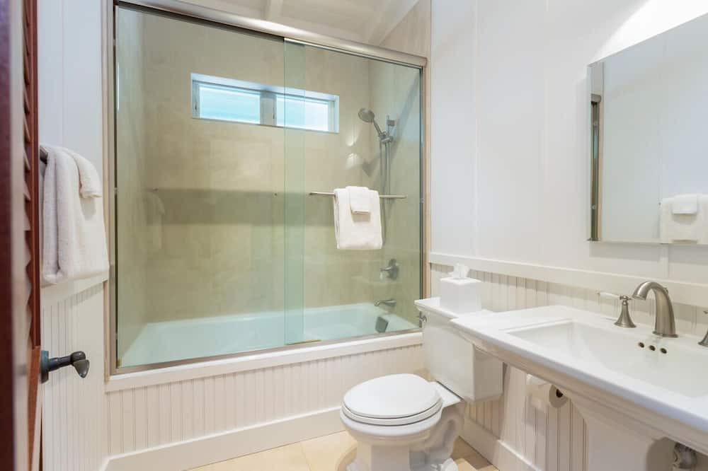 Photo of Bathroom in Wainiha