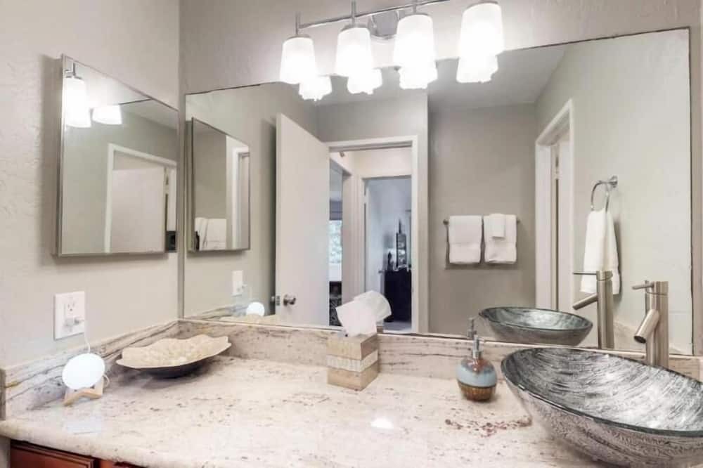 Photo of Bathroom in Wailua