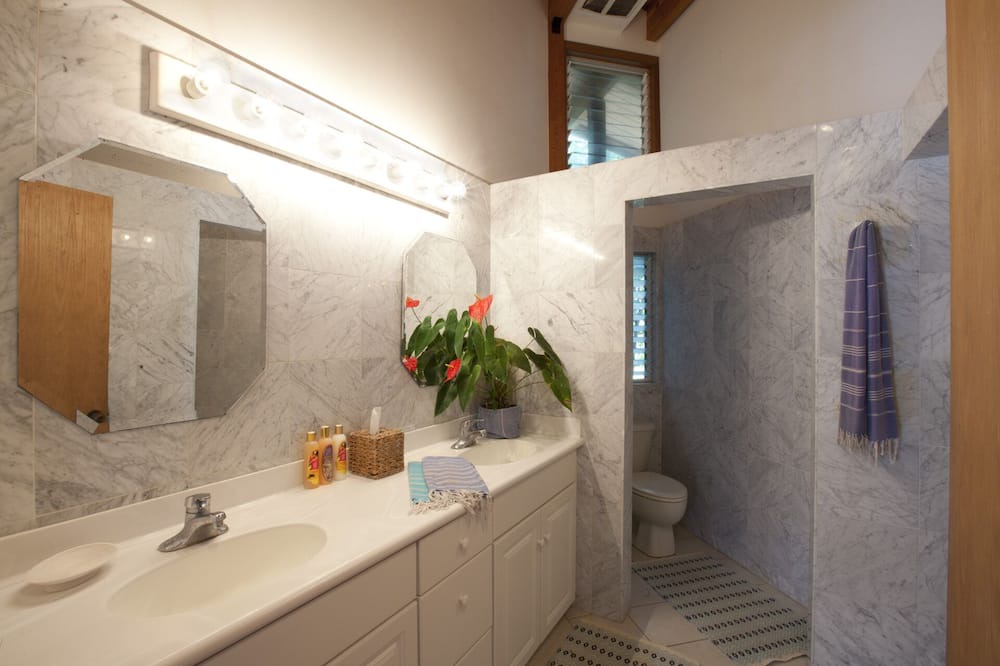 Photo of Bathroom in Wainiha