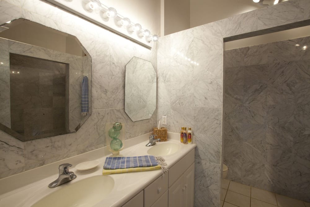 Photo of Bathroom in Wainiha