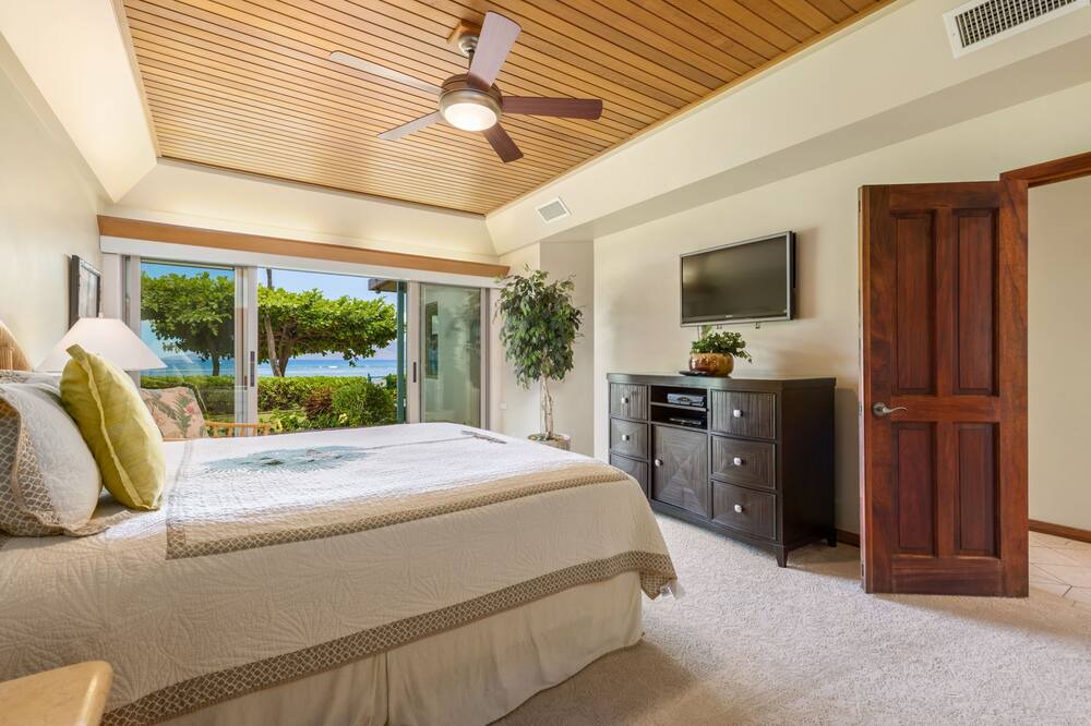 Photo of Bedroom in Historic Lahaina Front Street