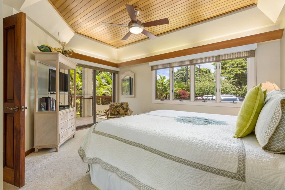Photo of Bedroom in Historic Lahaina Front Street