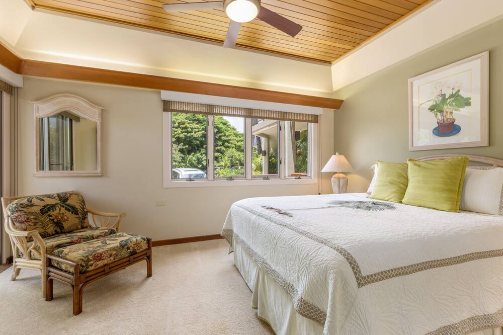 Photo of Bedroom in Historic Lahaina Front Street
