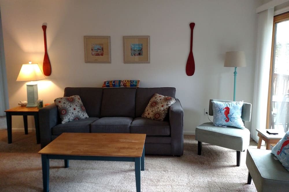 Photo of Livingroom in Caine Woods