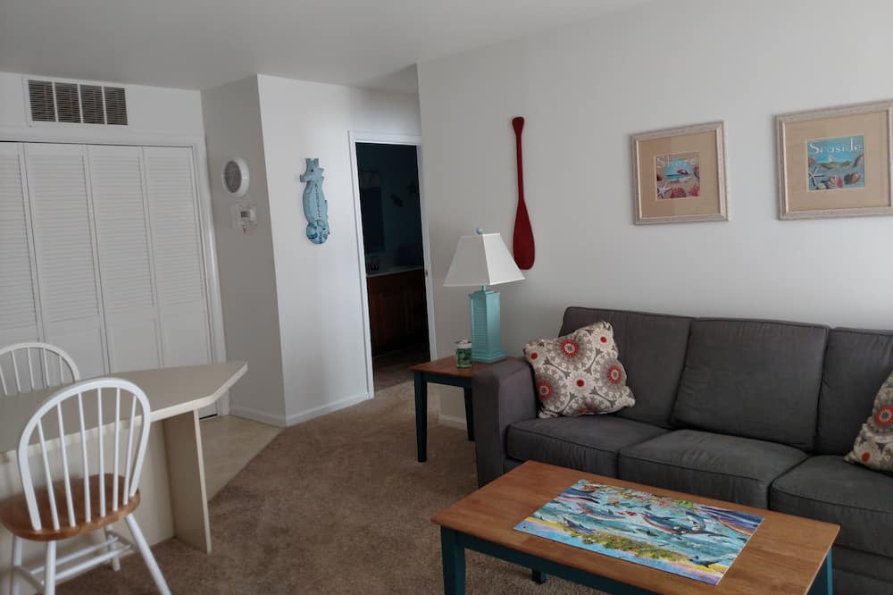 Photo of Livingroom in Caine Woods