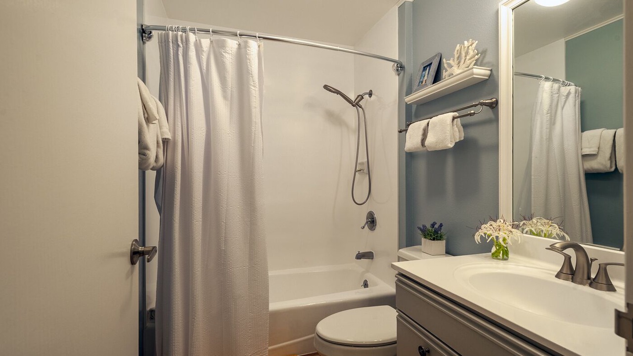Photo of Bathroom in Wailua House Lots
