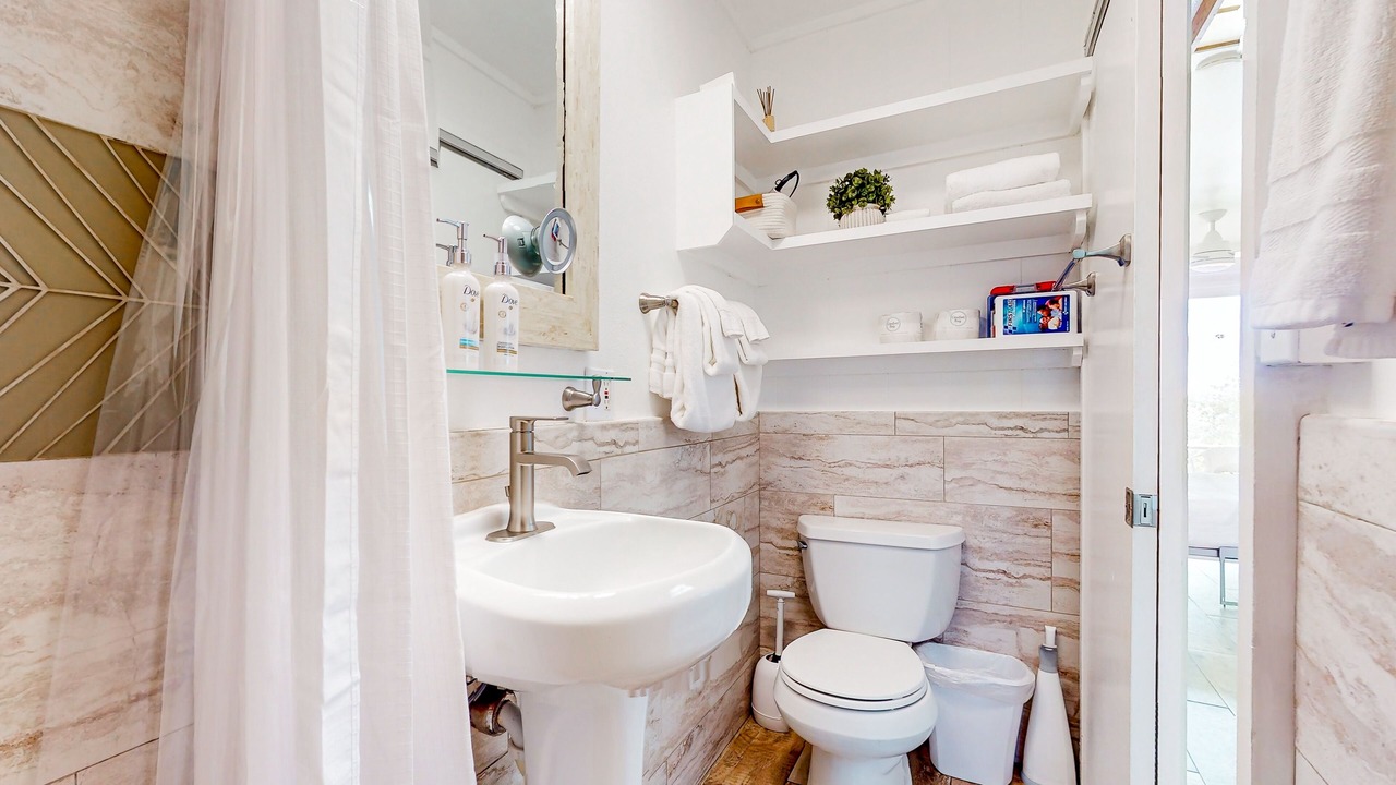 Photo of Bathroom in Wailua House Lots