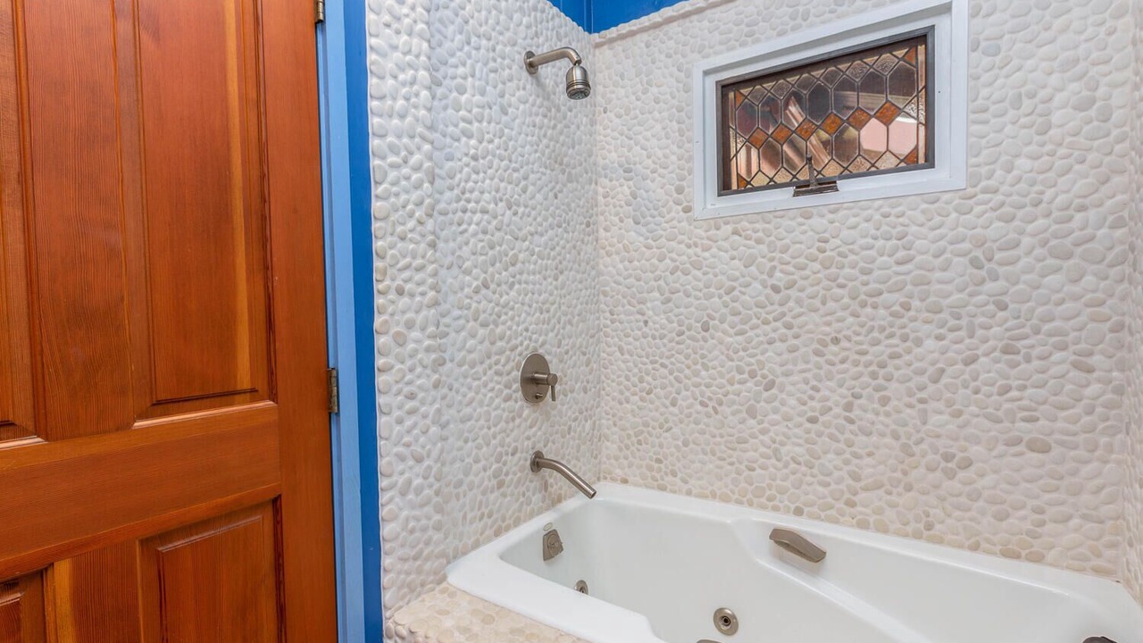 Photo of Bathroom in Wainiha
