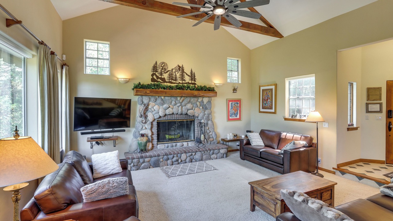 Photo of Livingroom in Lake Arrowhead