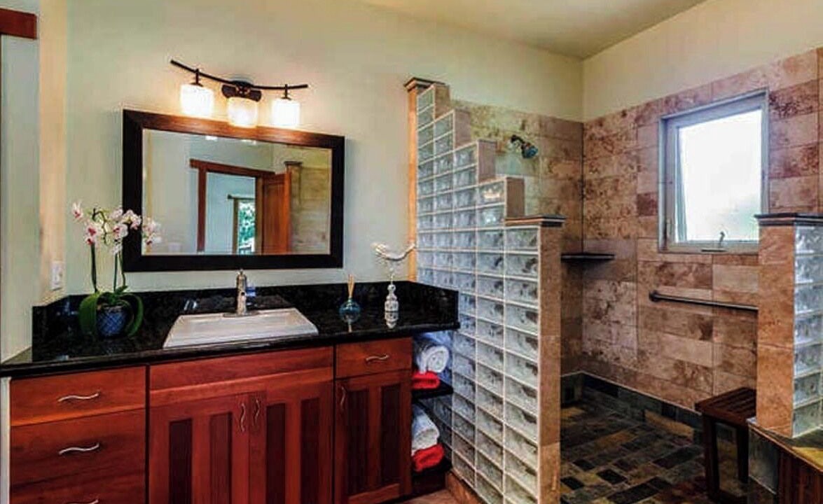 Photo of Bathroom in Queen Emmas Bluffs