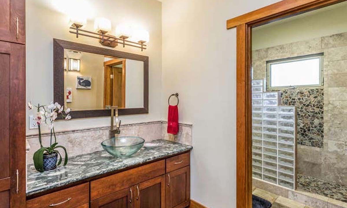 Photo of Bathroom in Queen Emmas Bluffs