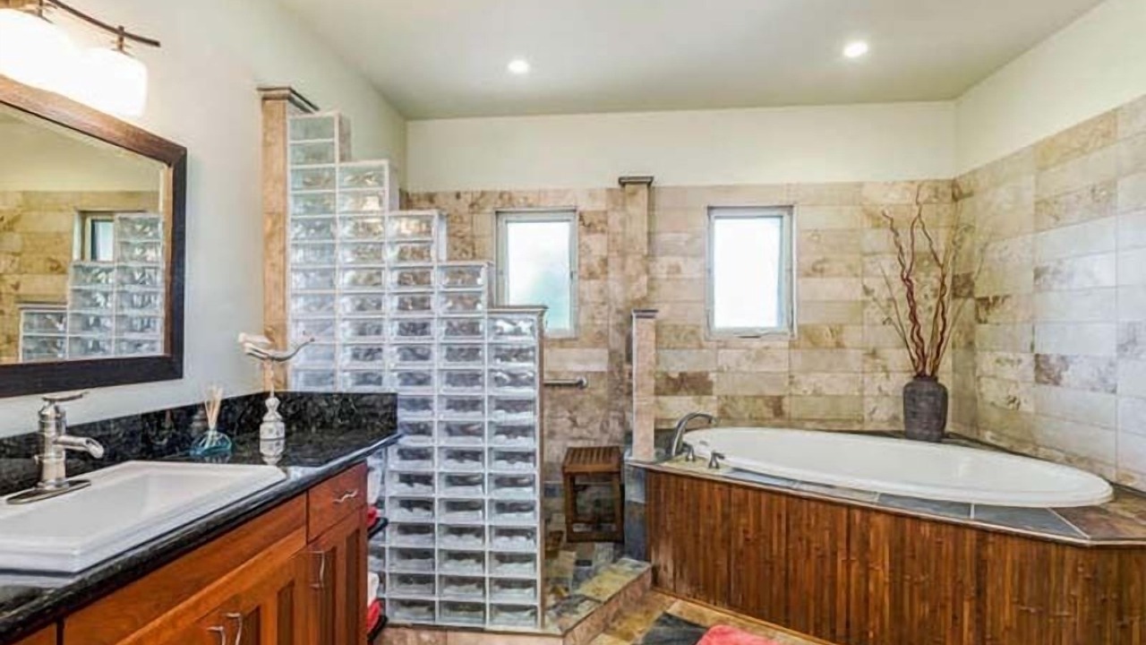 Photo of Bathroom in Queen Emmas Bluffs