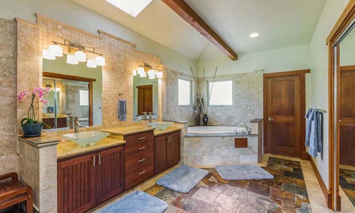 Photo of Bathroom in Queen Emmas Bluffs
