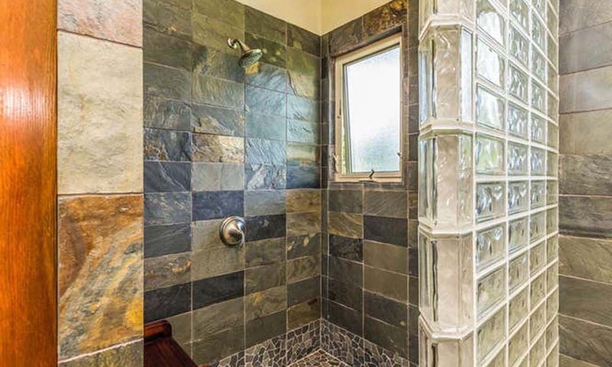Photo of Bathroom in Queen Emmas Bluffs
