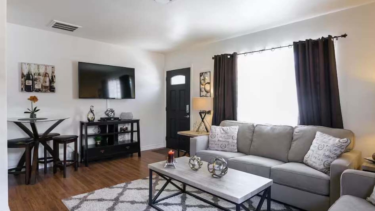 Photo of Livingroom in Valley Village