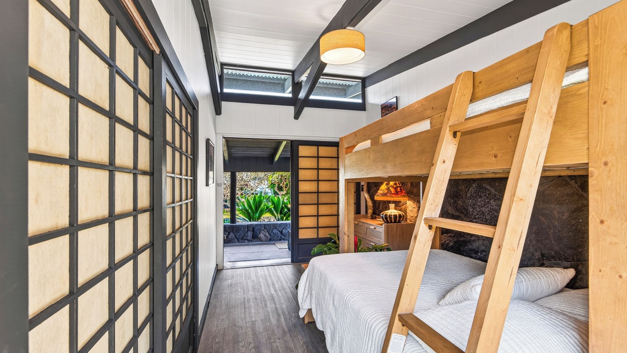 Photo of Bedroom in Kahaluu Bay