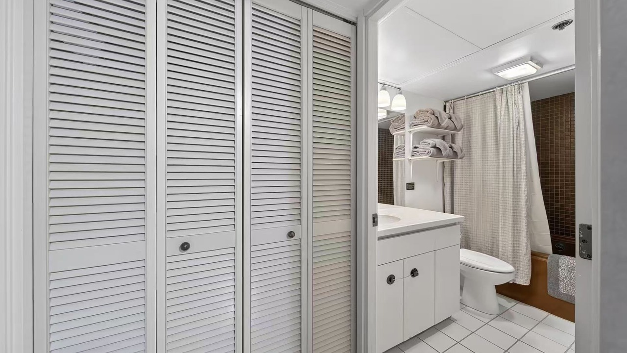 Photo of Bathroom in Downtown Honolulu