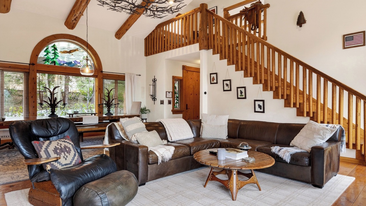Photo of Livingroom in Lake Arrowhead