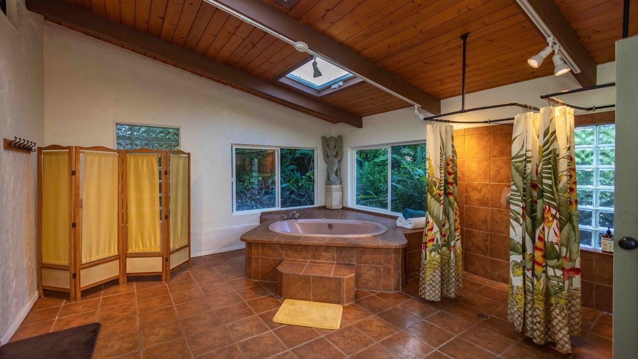 Photo of Bathroom in Haiku