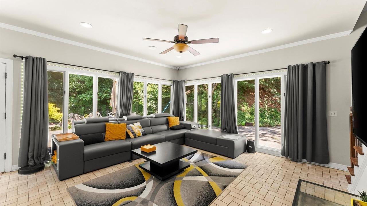 Photo of Livingroom in Sandy Springs