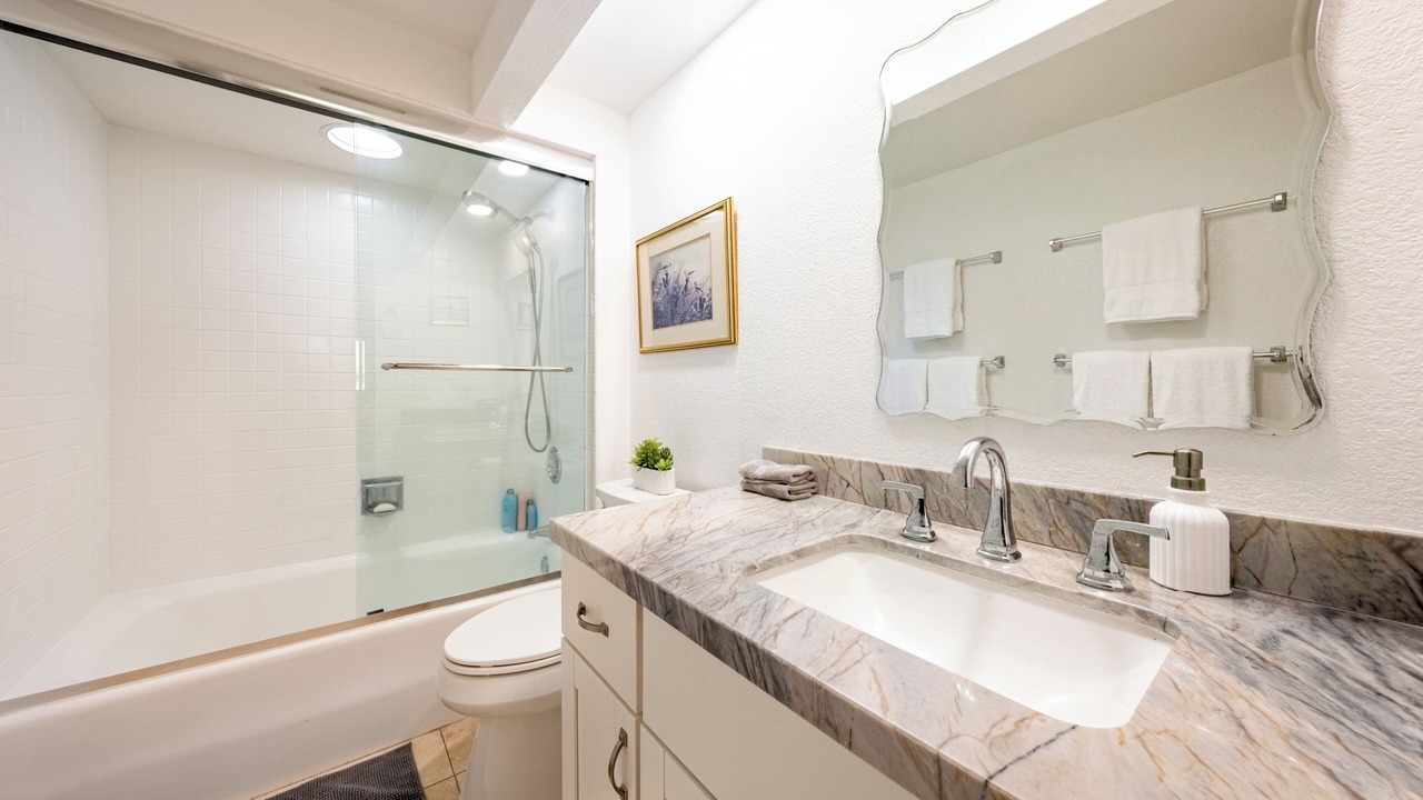 Photo of Bathroom in Kahaluu Bay