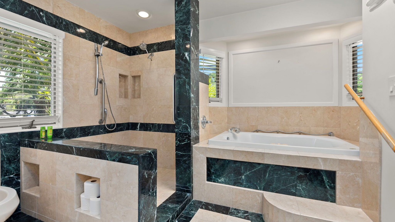 Photo of Bathroom in Kuliouou - Kalani Iki