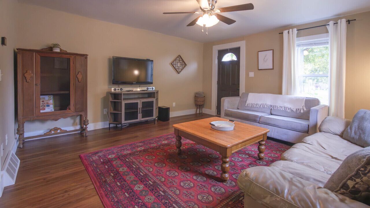 Photo of Livingroom in Queensbury