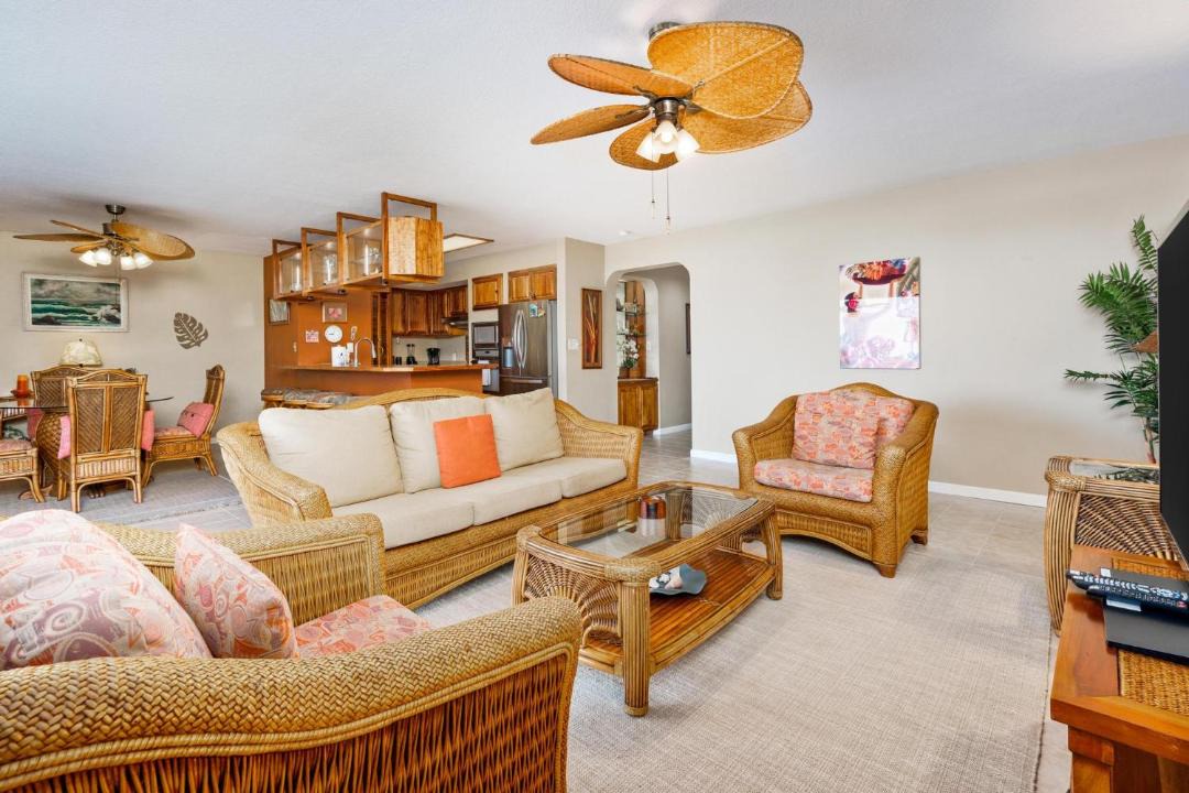 Photo of Livingroom in Kahaluu Bay