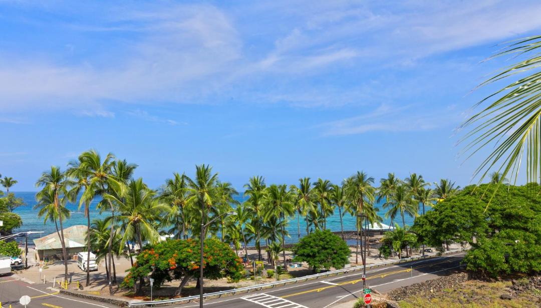 Photo of Others in Kahaluu Bay