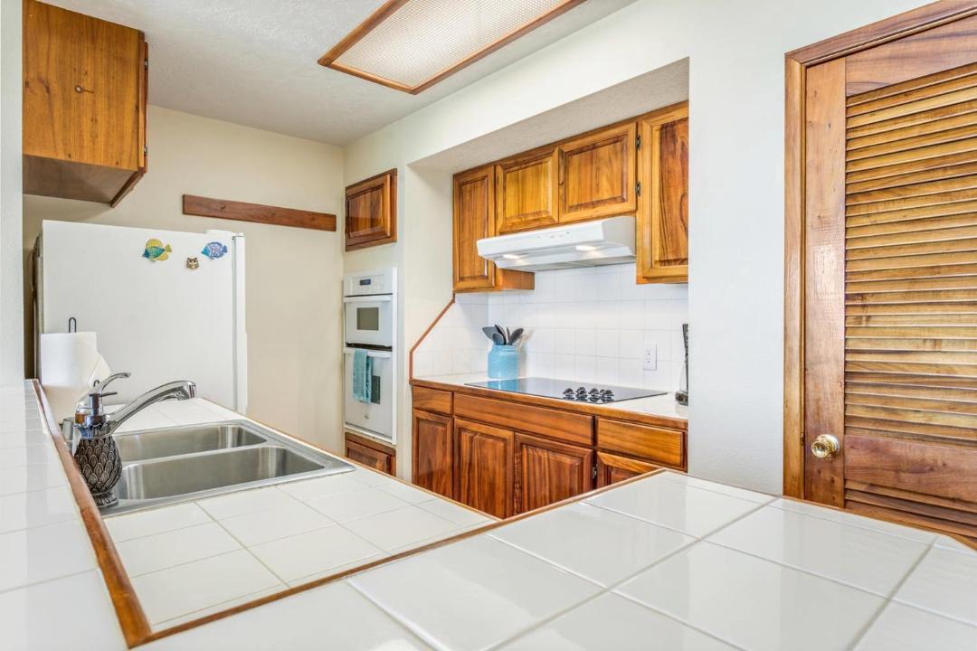 Photo of Kitchen in Kahaluu Bay