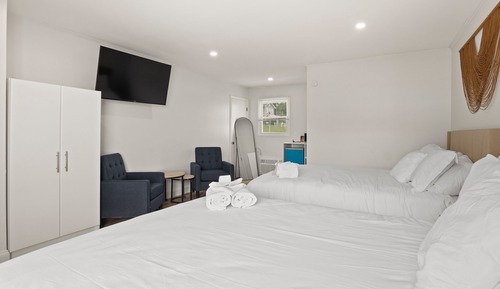 Double Room, 2 Queen Beds, Partial Lake View