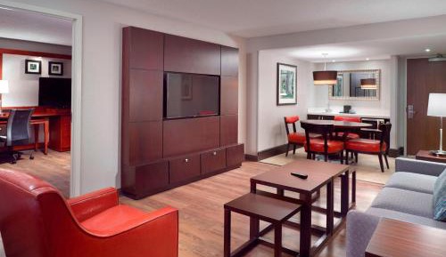 One-Bedroom King Suite with Roll-In Shower, Transfer Shower and Sofa Bed - Mobility Access