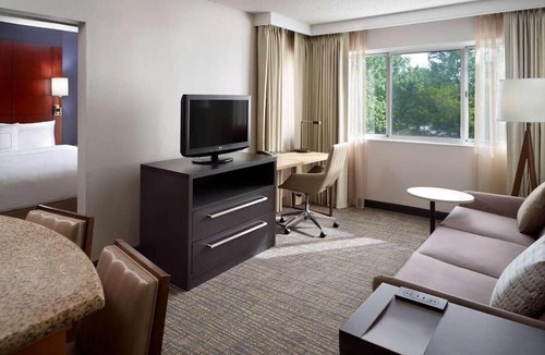 Alpharetta Apartment | Alpharetta Walk of Memories! Spacious Suite with Free Breakfast! Pet-Friendly!
